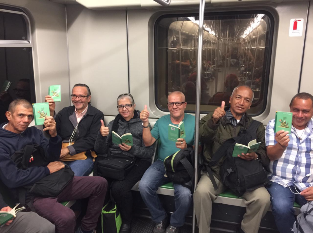 El Metro de Medellin recibio con libros a los usuarios en el Dia del Idioma