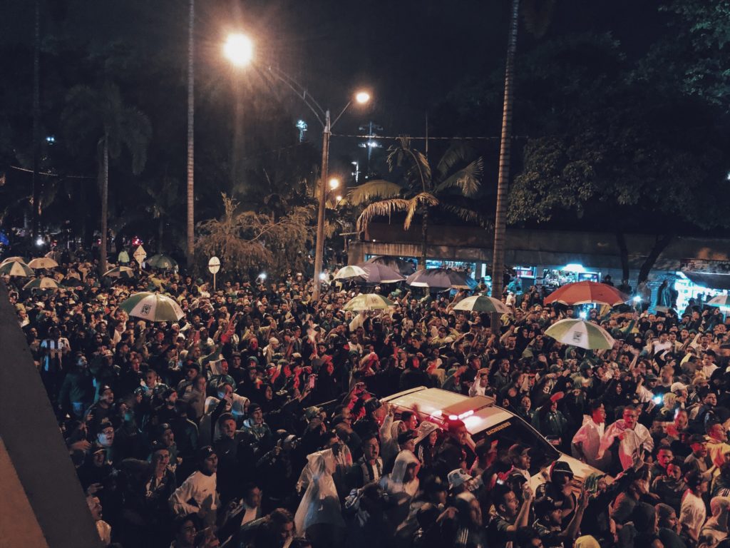 jugadores suden la camiseta el reclamo de la hinchada verdolaga