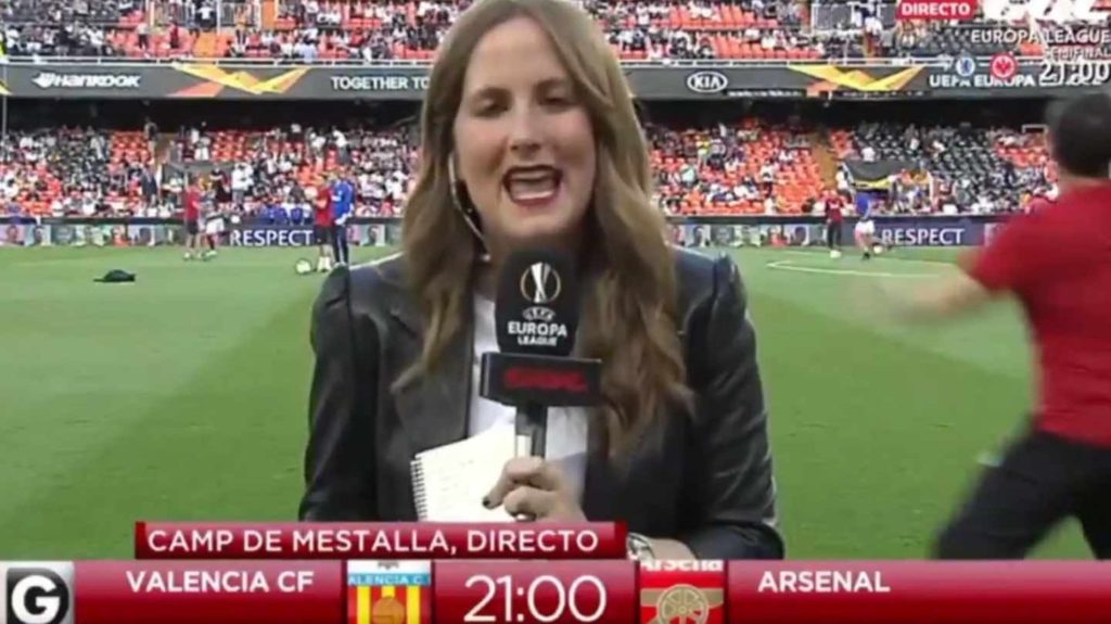 Video: balonazo que recibió periodista en Europa