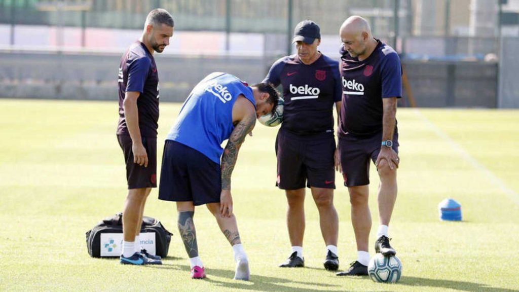Lionel Messi salió lesionado en su primer entrenamiento