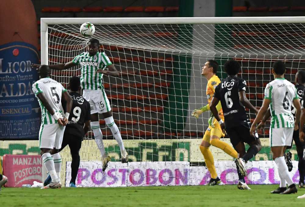 La salvada de Yerson Mosquera en el tiro libre de Viera ya estaba preparada