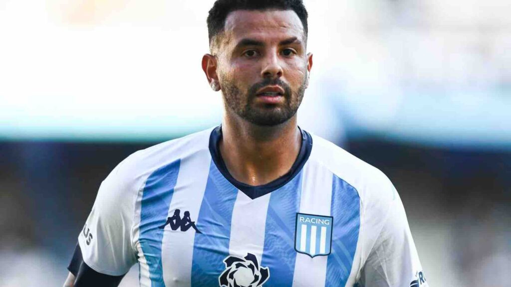 Edwin Cardona, entre silbidos en Racing y su guiño a Nacional