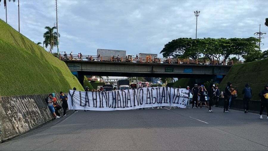 Hinchas del Deportivo Pereira bloquean vías exigiendo la salida de sus dirigentes